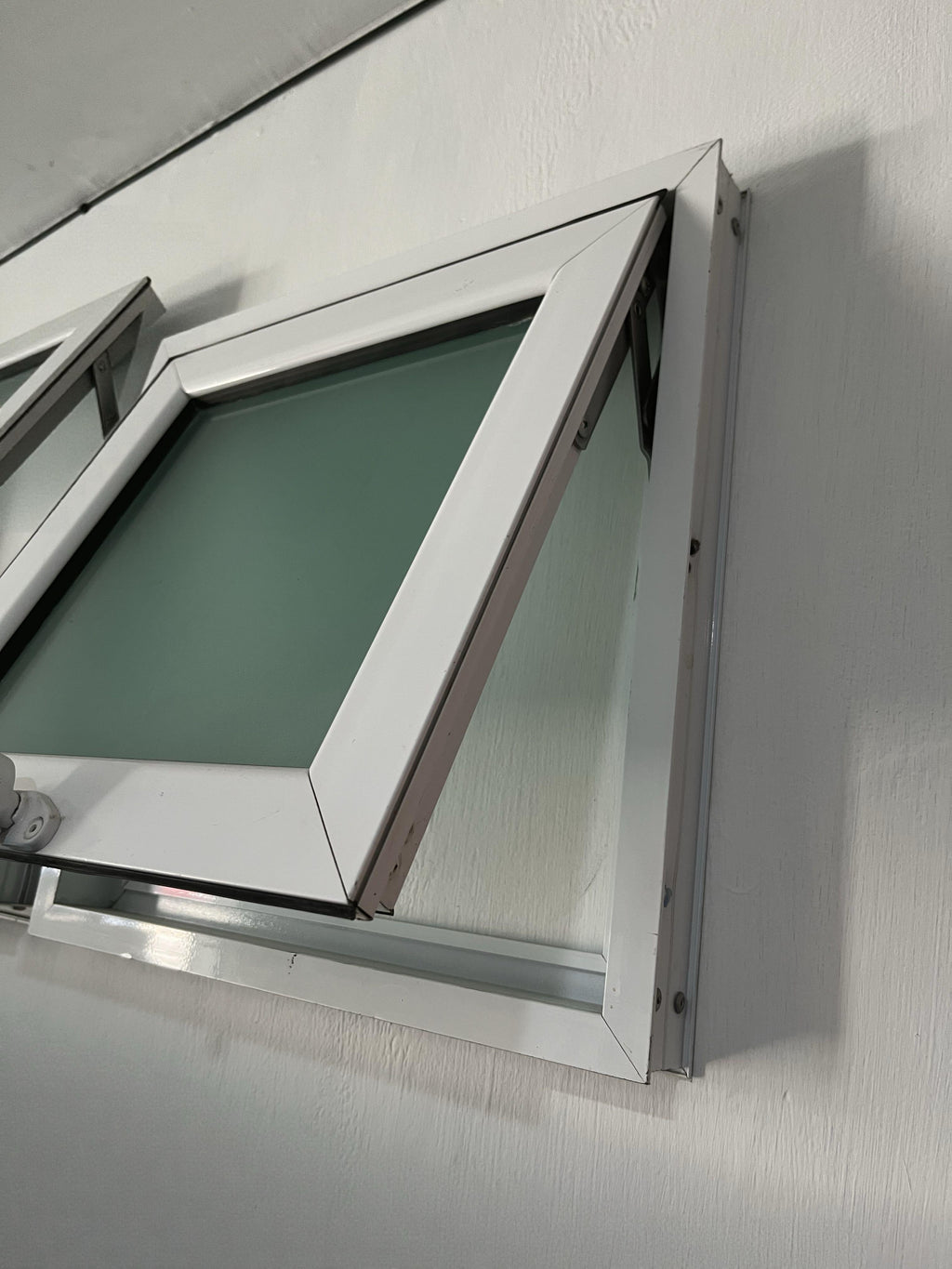Ventana de aluminio con vidrio esmerilado
