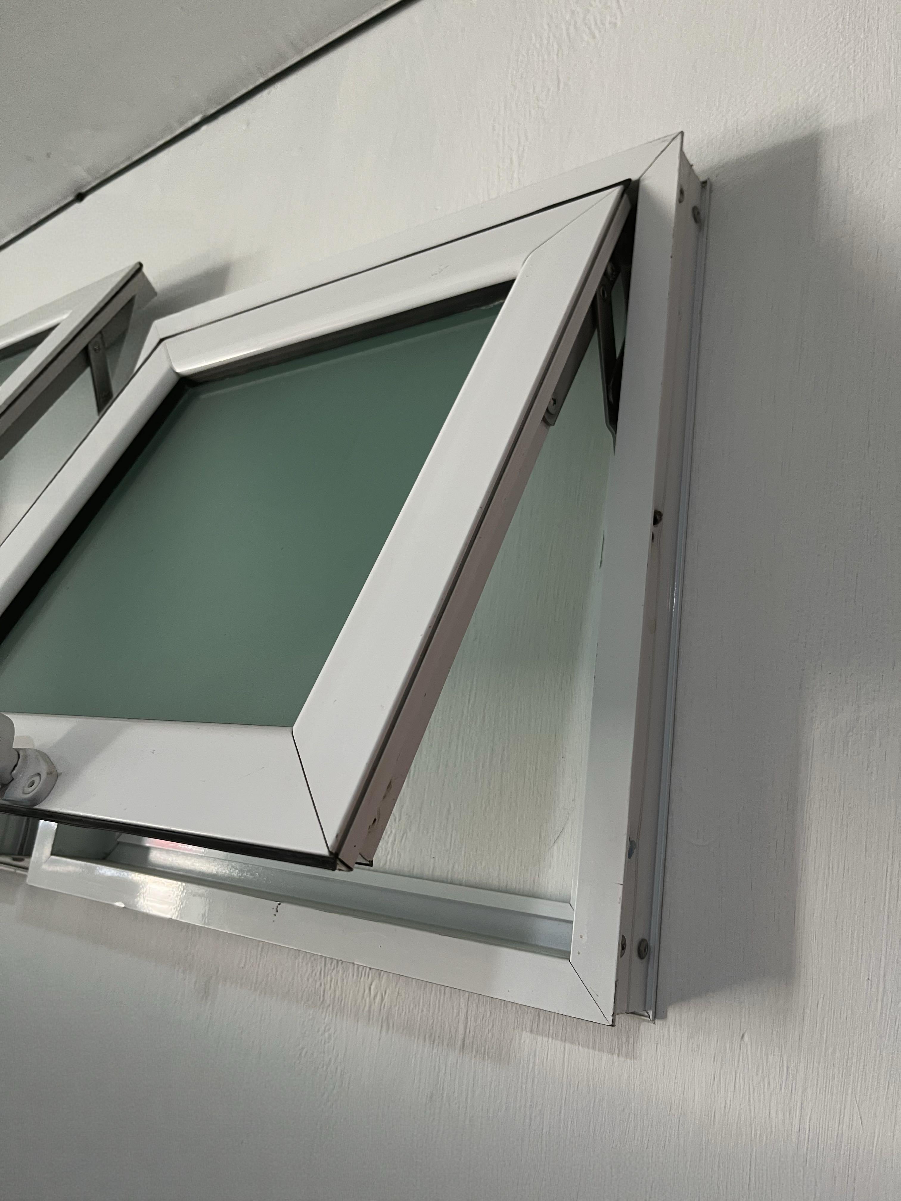 Ventana de aluminio con vidrio esmerilado