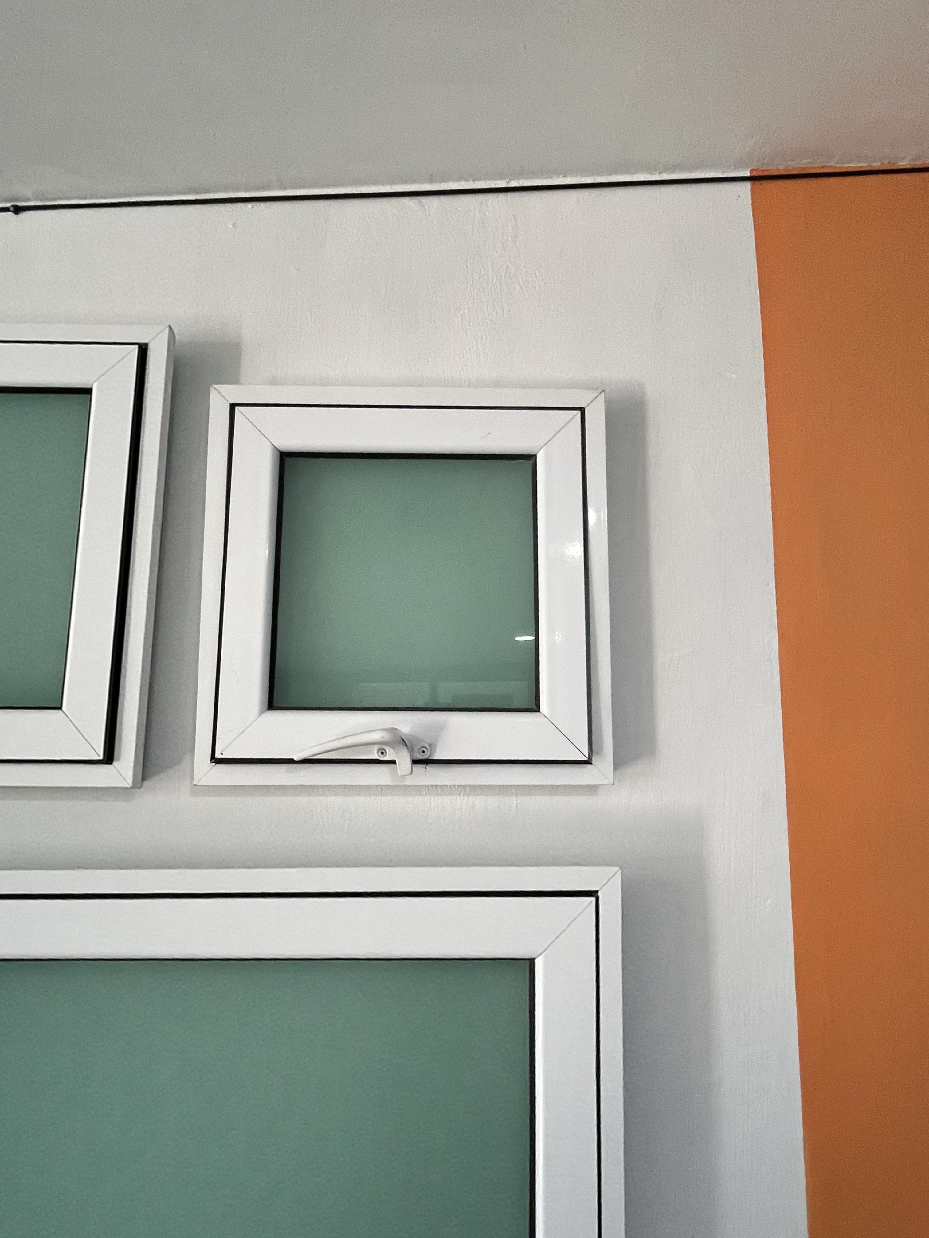 Ventana de aluminio con vidrio esmerilado